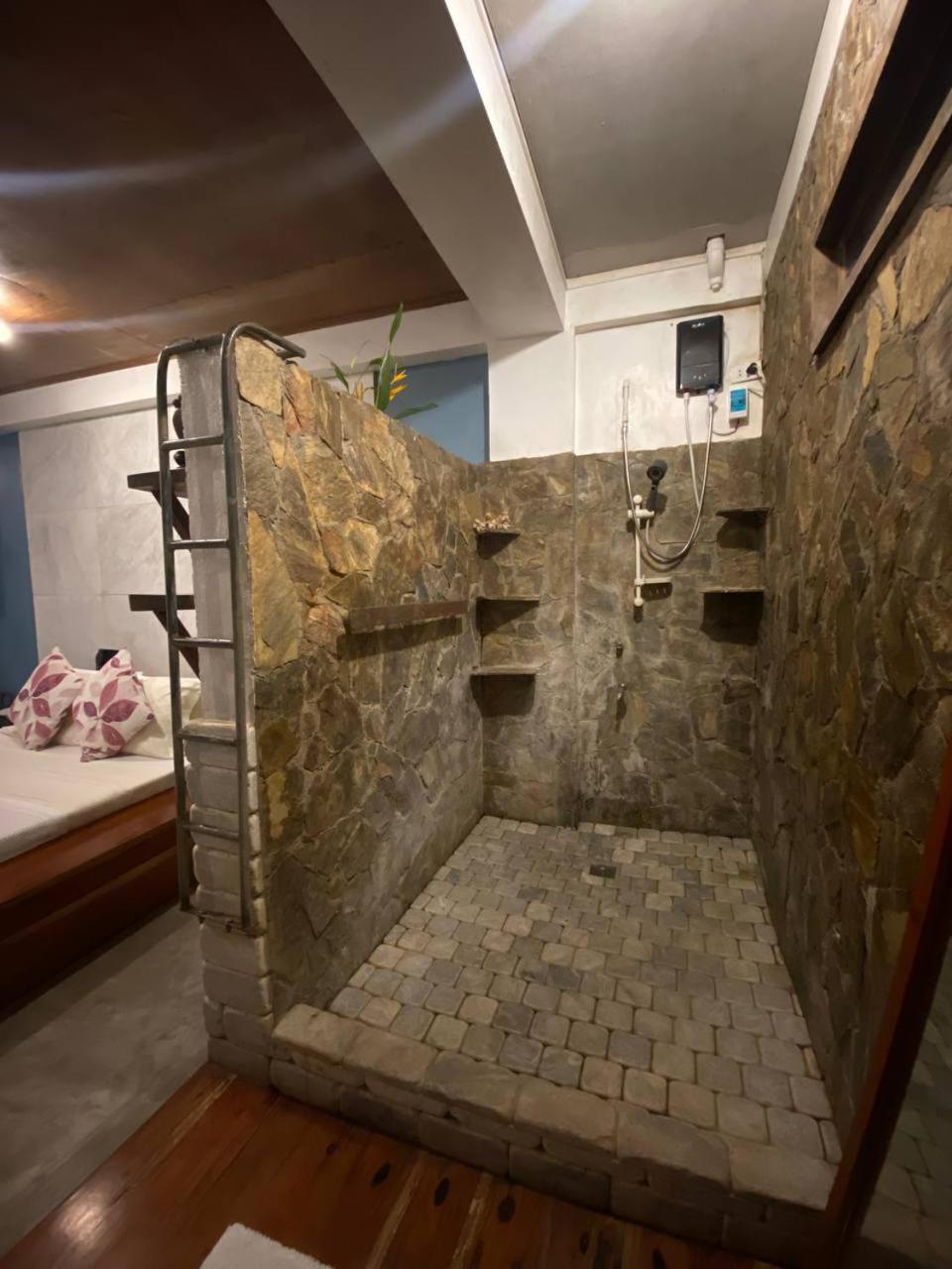Stone Creek House Bed and Breakfast Romblon Buitenkant foto