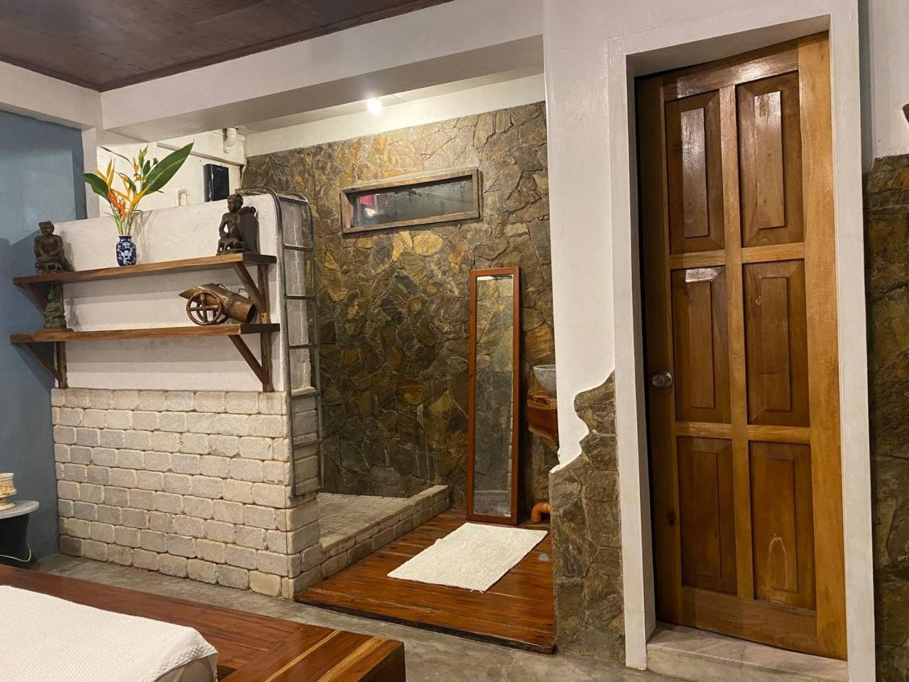 Stone Creek House Bed and Breakfast Romblon Buitenkant foto